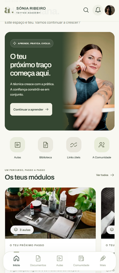 A plataforma no telemóvel: acesso às aulas, documentos e comunidade.